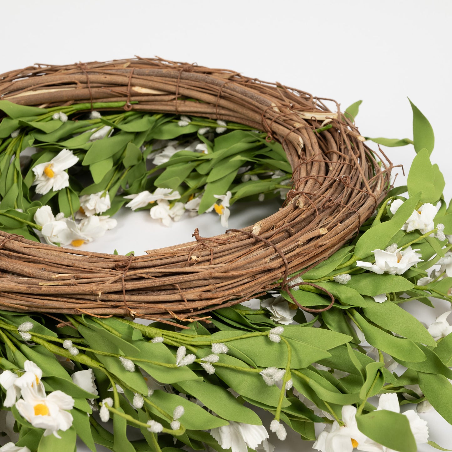 WHITE DAISY WREATH - 22 INCH